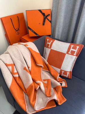 Hermès - Avalon Throw Blanket & Pillow Set