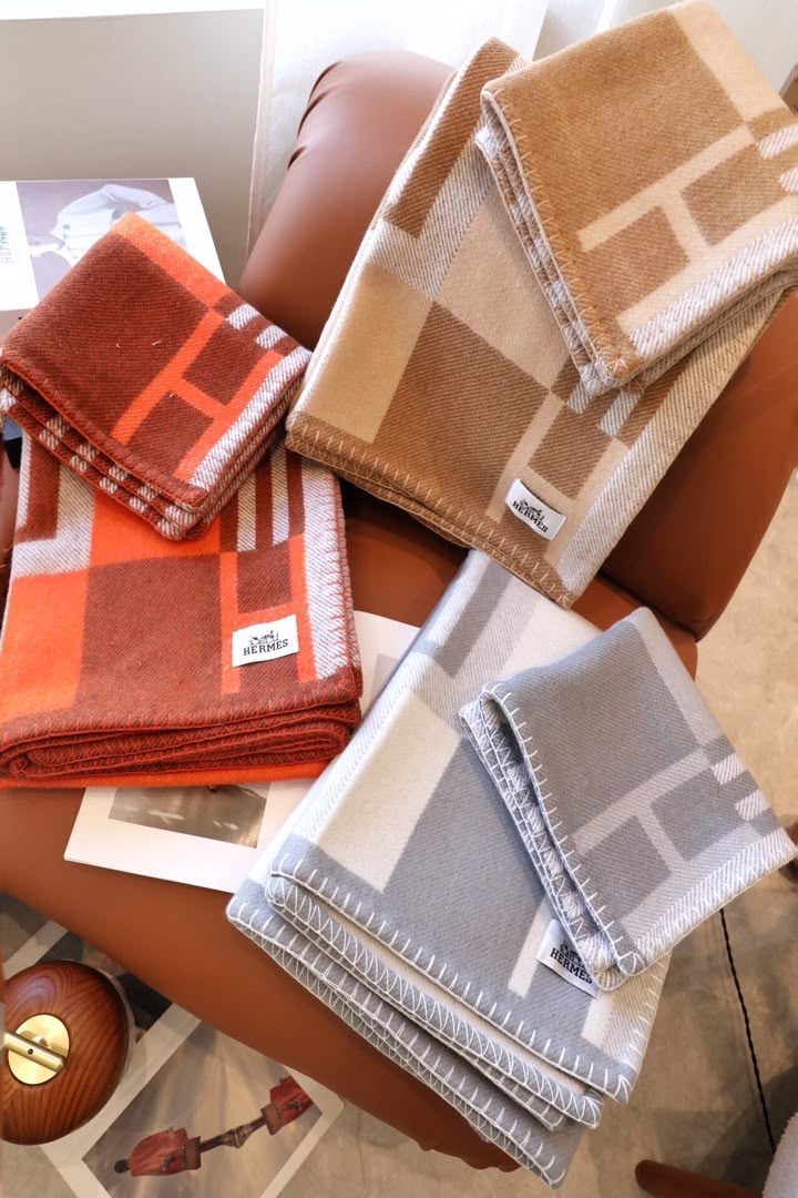Hermès - Avalon Throw Blanket & Pillow Set