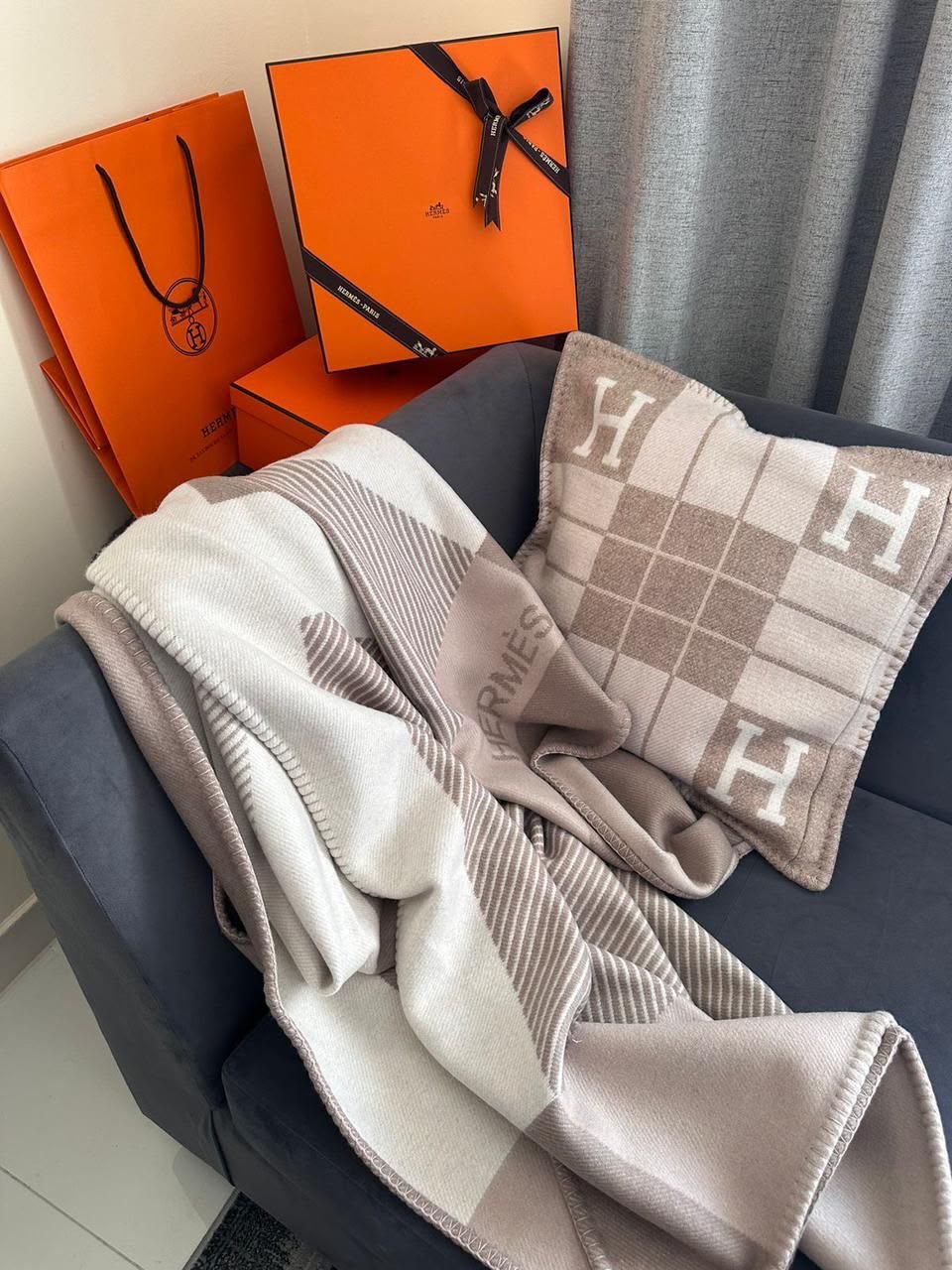Hermès - Avalon Throw Blanket & Pillow Set