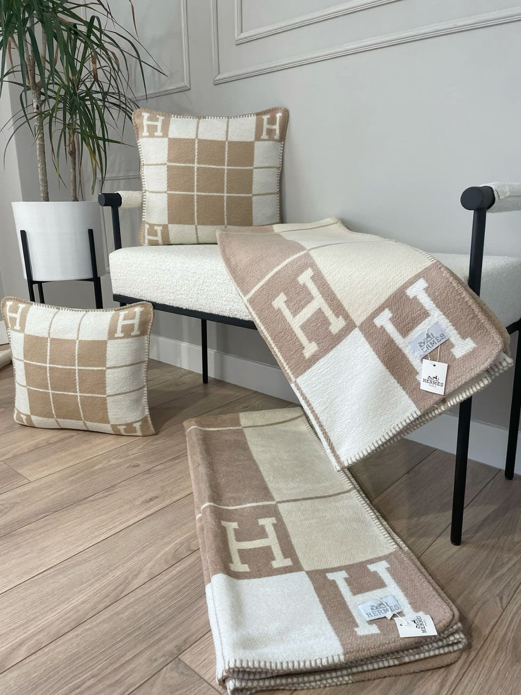 Hermès - Avalon Throw Blanket & Pillow Set
